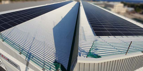 Puesta en marcha de una cubierta solar de 980 paneles en una nave de transformación de aluminio