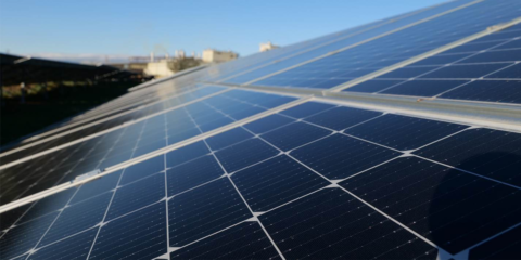 Un parque solar y electricidad de origen renovable para producir café en la fábrica de Nestlé en Reus