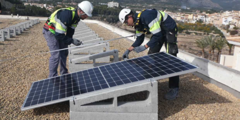 Comienzan las obras de la primera instalación fotovoltaica en un edificio municipal de La Nucía en Alicante