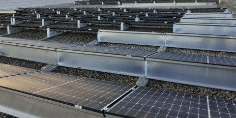 El Ayuntamiento de Ontinyent instala su primera cubierta solar municipal en el Centro Integral de Mayores