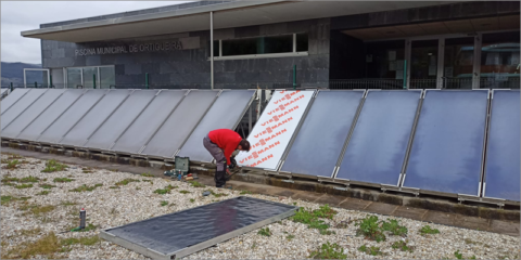 La piscina climatizada de Ortigueira mejora su eficiencia energética con nuevos paneles solares térmicos