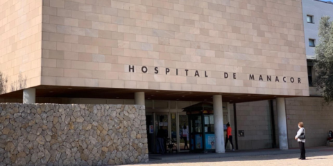 Pérgolas fotovoltaicas con puntos de recarga en el aparcamiento del Hospital de Manacor en Mallorca