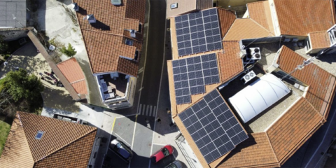 Más de 50 paneles fotovoltaicos se instalan en el tejado del edificio de la Casa Consistorial de Moralzarzal