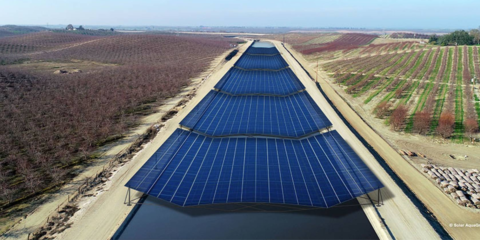 Paneles solares sobre canales de agua para reducir la evaporación y conservar los recursos hídricos