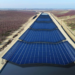 Paneles solares sobre canales de agua para reducir la evaporación y conservar los recursos hídricos
