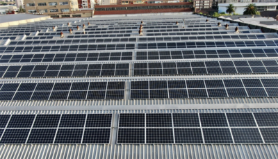 Placas solares sobre cubierta de edificio.