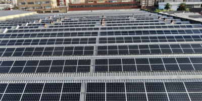 Placas solares sobre cubierta de edificio.