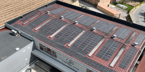 La empresa bodeguera Castell d’Or instala una planta fotovoltaica en su sede central de Vila-rodona