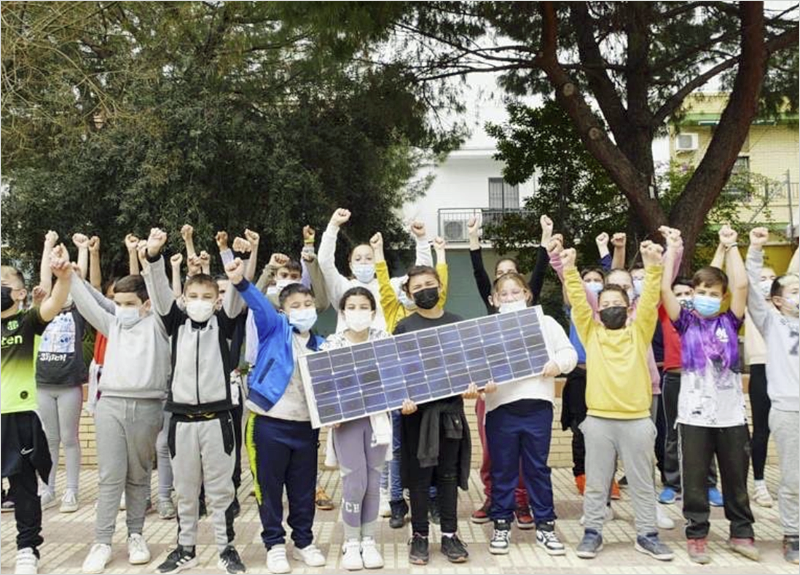 alumnos del barrio de Torreblanca con un panel fotovoltaico