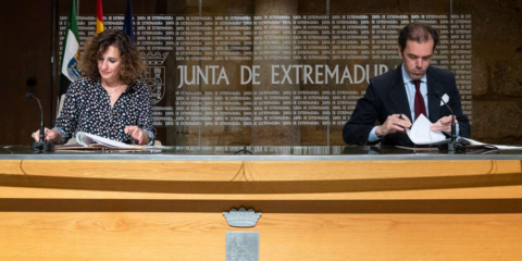 Protocolo entre la Junta de Extremadura y UNEF para impulsar la energía fotovoltaica en la región