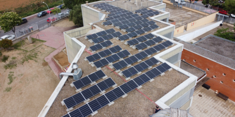 Concluye la instalación de 88 módulos solares en la Escuela Municipal Pau Vila de Parets