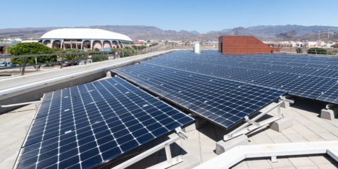 Un total de 1.700 paneles solares se instalan en edificios dotacionales de Santa Lucía de Tirajana