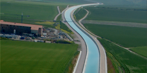 Un proyecto piloto cubrirá el Canal de Navarra con paneles solares para dar energía a los edificios públicos