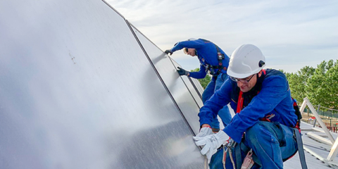 Marchamalo instala paneles de energía solar térmica y fotovoltaica en dos edificios municipales