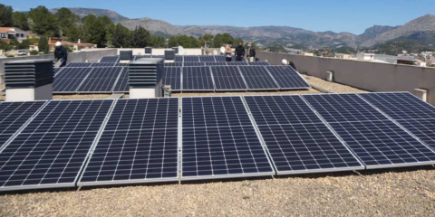 El Ayuntamiento de La Nucía estrena su tercera instalación fotovoltaica sobre un edificio municipal