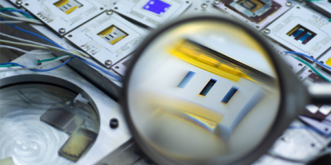 Desarrollan una célula solar de perovskita que supera los estándares de duración