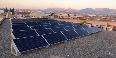 Andalucía instala placas solares en centros educativos públicos dentro de un programa de bioclimatización