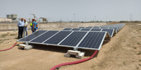 Un proyecto piloto prueba paneles fotovoltaicos retráctiles en la depuradora de Chipiona