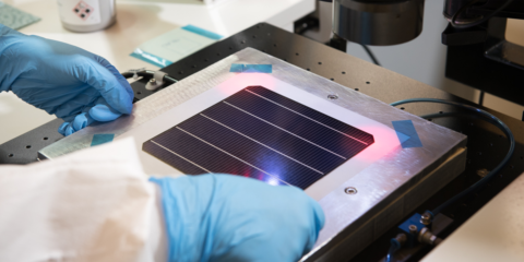 Un estudio evalúa el impacto ambiental de los módulos solares de perovskita sobre silicio