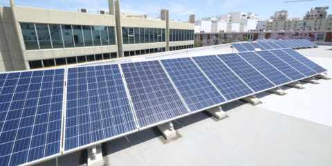 El Ayuntamiento de Cádiz estudia la viabilidad de instalar placas solares en el parque de viviendas públicas