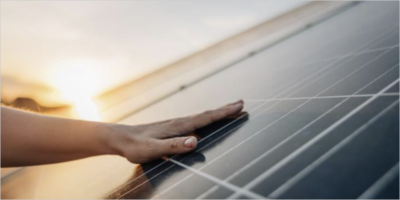 mano sobre energía solar fotovoltaica