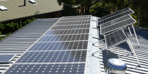 Comienzan las visitas técnicas para instalar paneles solares en los centros educativos de La Línea