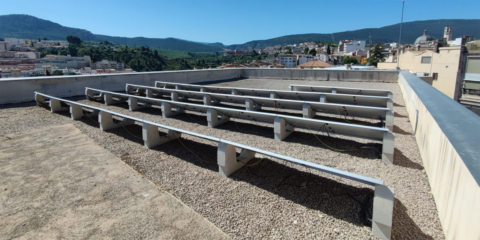 Una nueva instalación se suma al parque fotovoltaico existente en los espacios públicos de Alcoy
