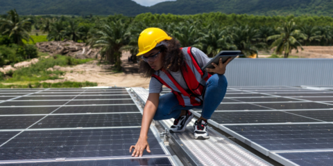 Las mujeres representan el 47% de la fuerza laboral en la fabricación de la energía fotovoltaica, según Irena