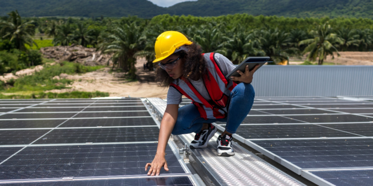 Las mujeres representan el 47% de la fuerza laboral en el sector de la energía solar fotovoltaica