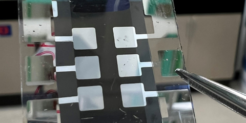 Arquitectura invertida para lograr celdas de perovskita altamente eficientes y estables