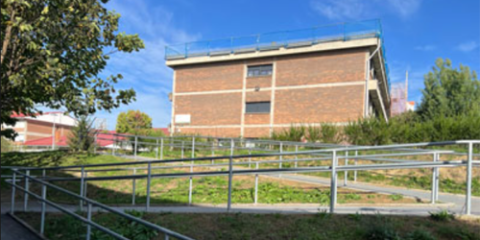 Inicio de las obras para colocar una cubierta de autoconsumo eléctrico en la escuela Maiztegi en Iurreta