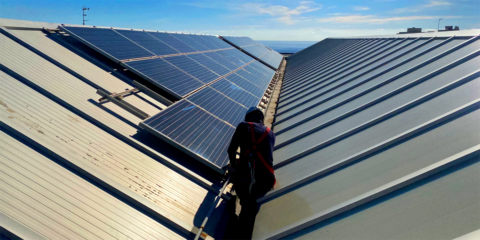 Puesta en marcha de la planta fotovoltaica del pabellón Roberto Estrello en Santa Cruz de La Palma