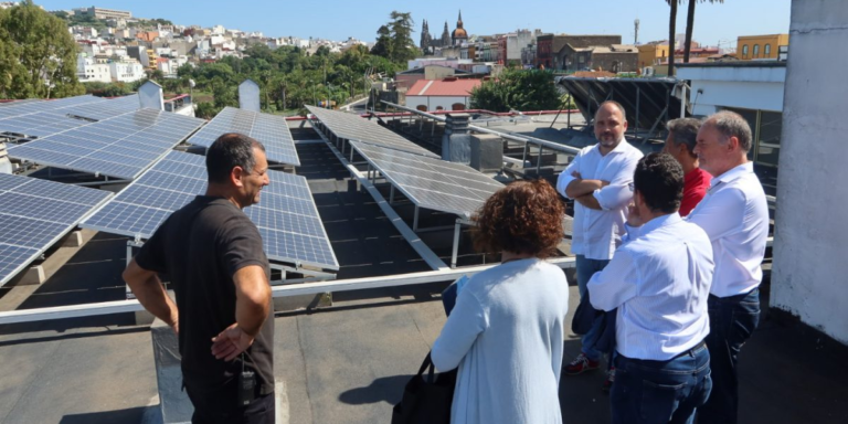 Canarias financia la instalación de placas fotovoltaicas en una fábrica de Arucas.