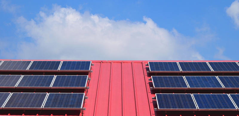 Paneles solares instalados en un tejado.
