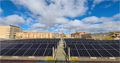 Paneles solares fotovoltaicos instalados en el tejado de un edificio.