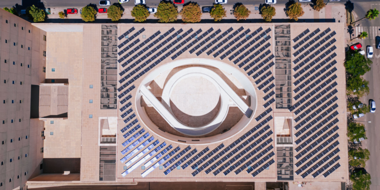 Cubierta solar en el Centro Cultural CajaGranada desarrollada por la empresa Cuerva.