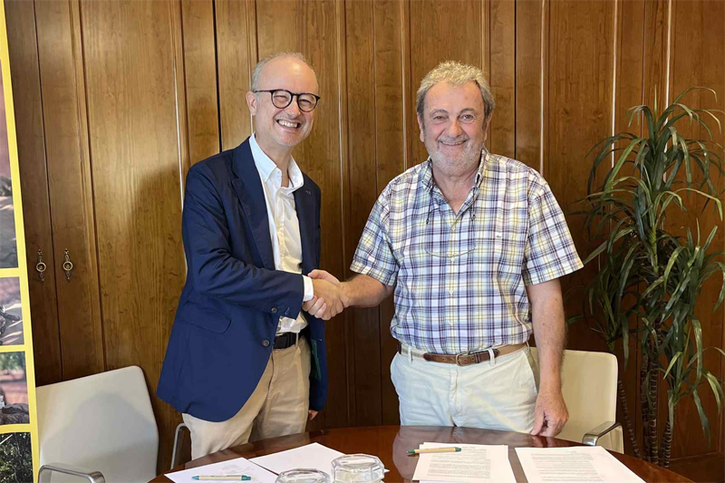 Endesa firma un acuerdo de colaboración para poner en marcha un vivero experimental de algarrobo en una planta solar de Islas Baleares.