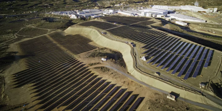 Grupo Consentino inaugura una planta solar de autoconsumo en su parque industrial de Almería.