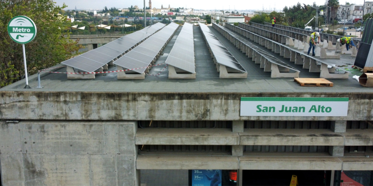 Parque fotovoltaico en las estaciones de Metro de Sevilla.