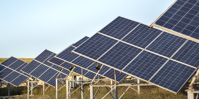 Un equipo del NREL analiza las prioridades de diseño en los paneles solares en una economía circular
