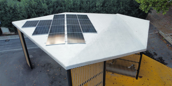 Paneles solares instalados sobre la marquesina del autobús de Ontinyent.