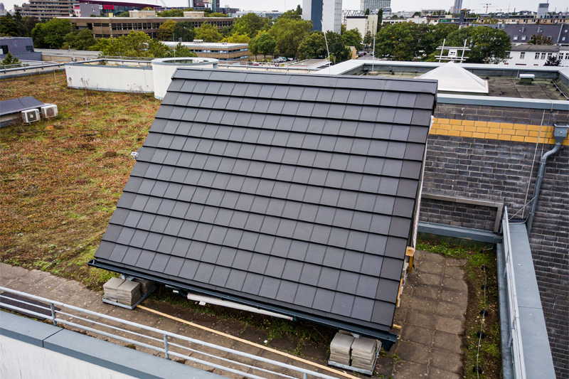 TH Köln desarrolla en el proyecto Solardachpfanne.NRW una teja solar optimizada que genera energía eléctrica y térmica. 