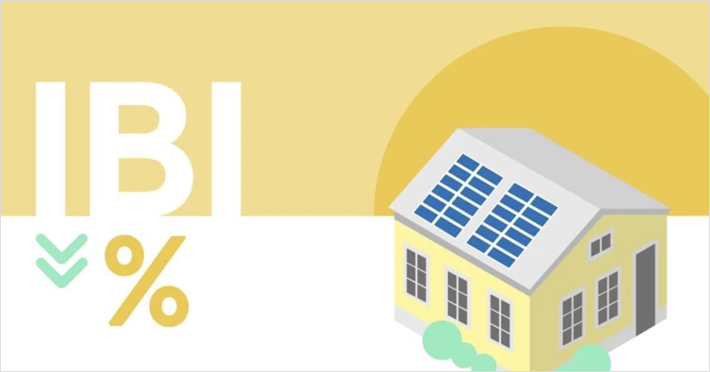 Infografía vivienda con placas solares en el tejado y la palabra IBI y un porcentaje.