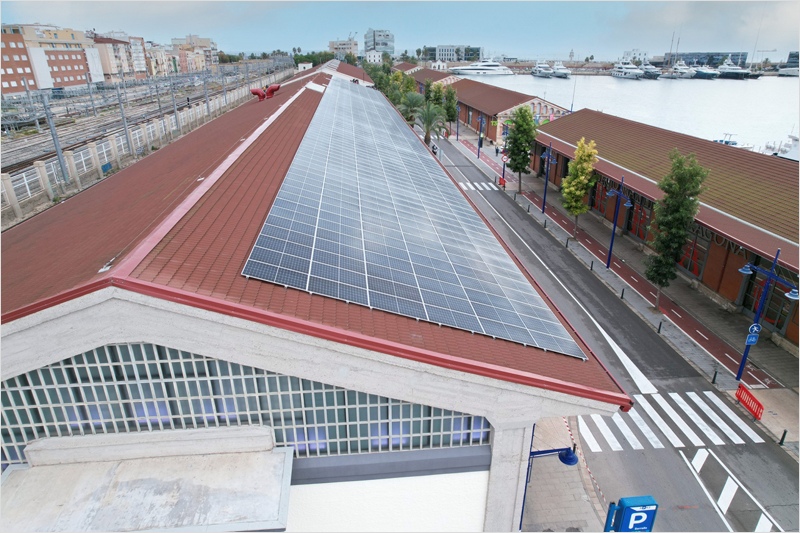 Placas solares instaladas en un tejado.
