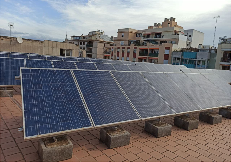 Placas solares instaladas en el tejado de una vivienda.