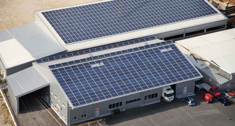 Nave industrial con paneles solares en el tejado.