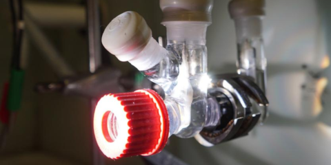 Conversión de desechos plásticos y CO2 en combustibles sostenibles con un sistema de energía solar