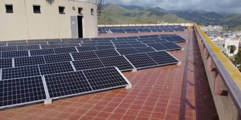 Placas fotovoltaicas en uno de los edificios de la Universidad de La Laguna.