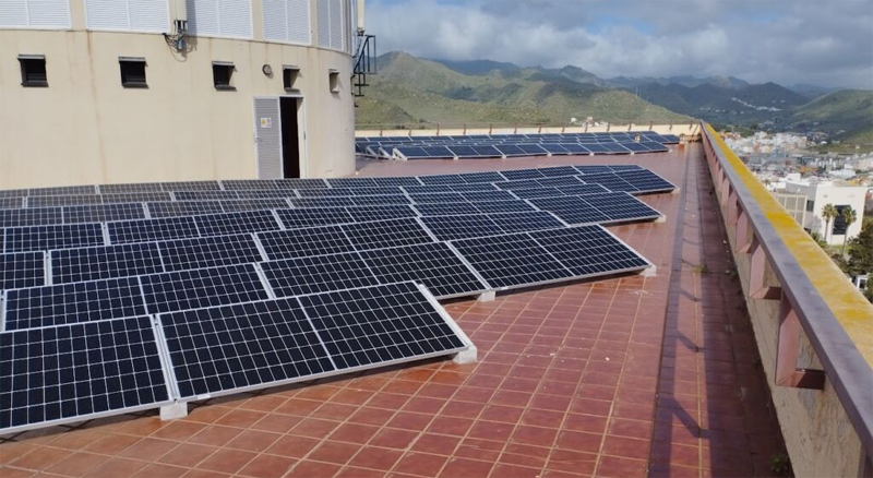 Placas fotovoltaicas en uno de los edificios de la Universidad de La Laguna.
