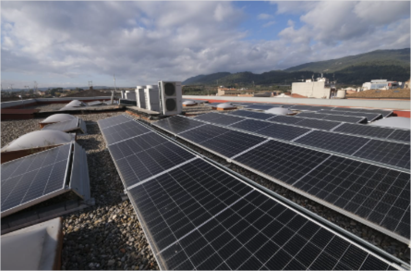 Placas solares instaladas en la cubierta de un edificio.